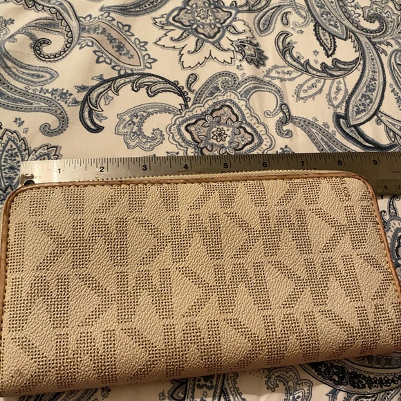 Michael Kors wallet with gold tone plate on front - Picture 13 of 14